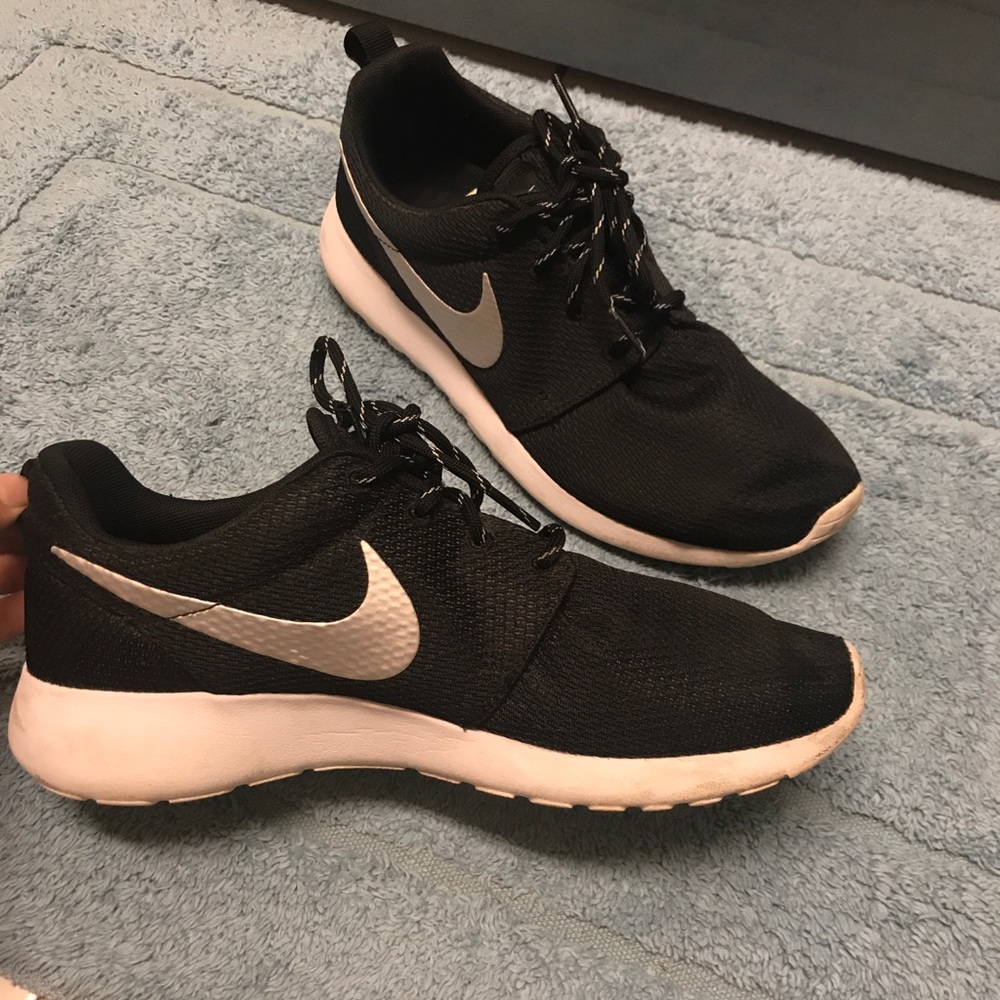 Women’s Black Nike Roshe Runs, Used